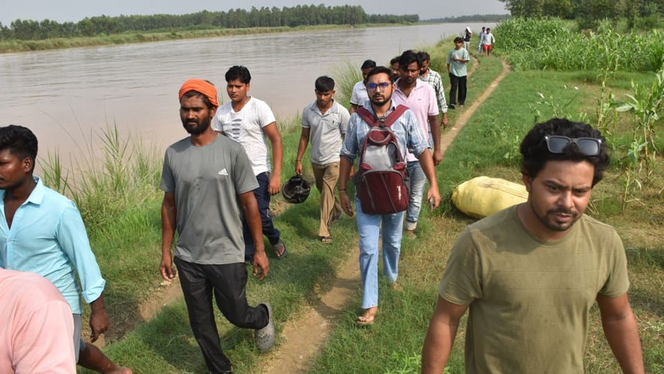 couple committed suicide by jumping off Ramganga River bridge In Moradabad
