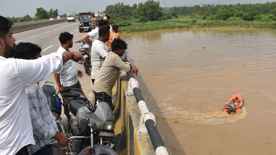 Moradabad Couple Suicide Body of youth who jumped with his girlfriend found 6 km away