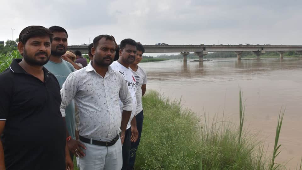 couple committed suicide by jumping off Ramganga River bridge In Moradabad