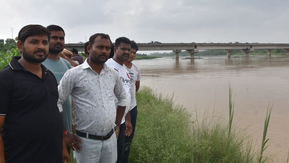 couple committed suicide by jumping off Ramganga River bridge In Moradabad