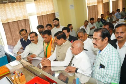 Datia By-Election: Narottam Mishra Breaks Down During Nomination Rally CM and BJP Chief Comfort Him