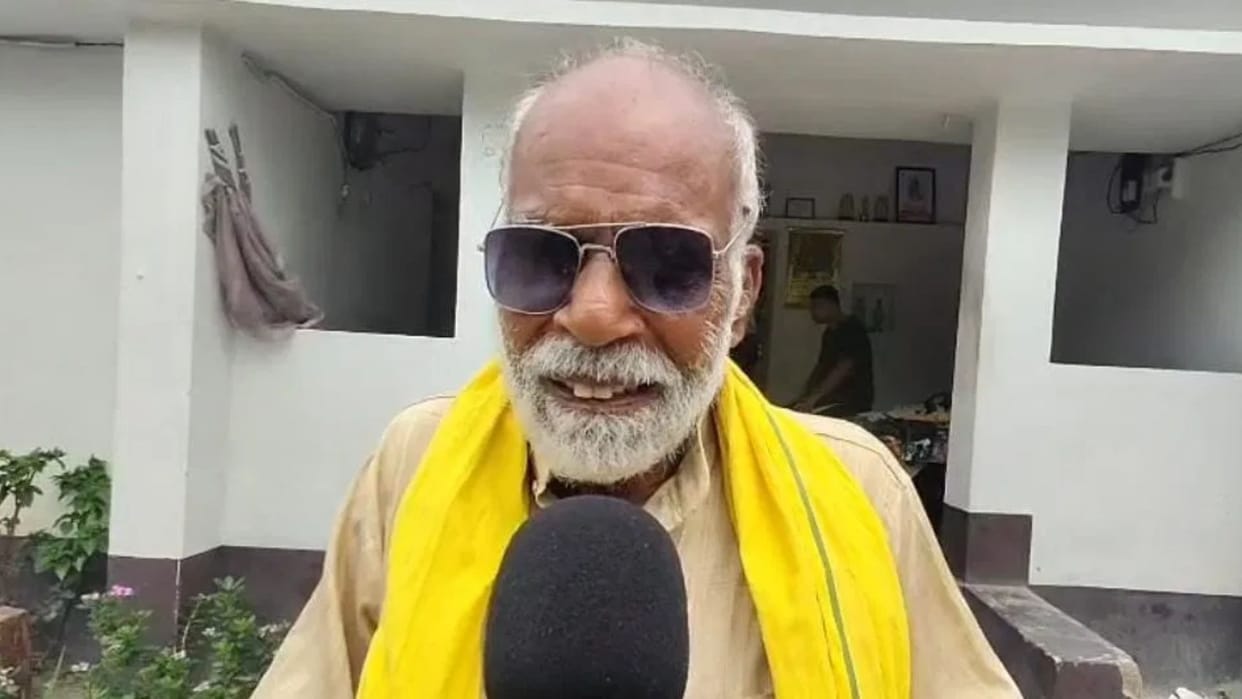 Bihar news elderly poet went to withdraw pension and after inquired about balance revealed ₹7.5 billion
