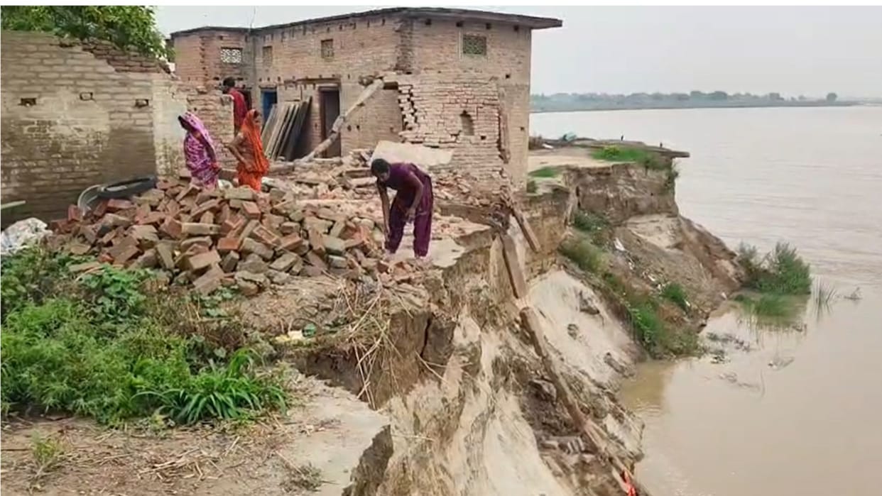 Six homes swallowed by saryu river 12 houses at risk of erosion in Ballia