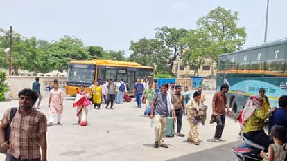 बस स्टैंड पर बस का इंतजार करतीं सवारियां।
