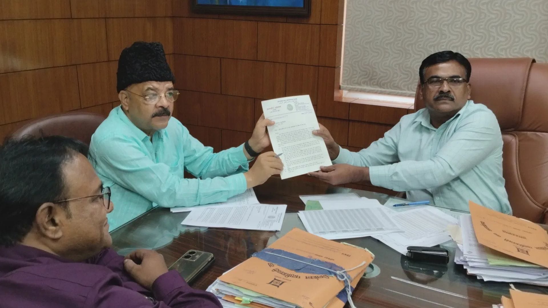 चुनाव आयोग को ज्ञापन देते अल्पसंख्यक आयोग के उपाधीक्षक