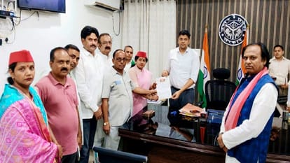 डीएम अविनाश कुमार को ज्ञापन देतीं सपा जिलाध्यक्ष लक्ष्मी धनगर