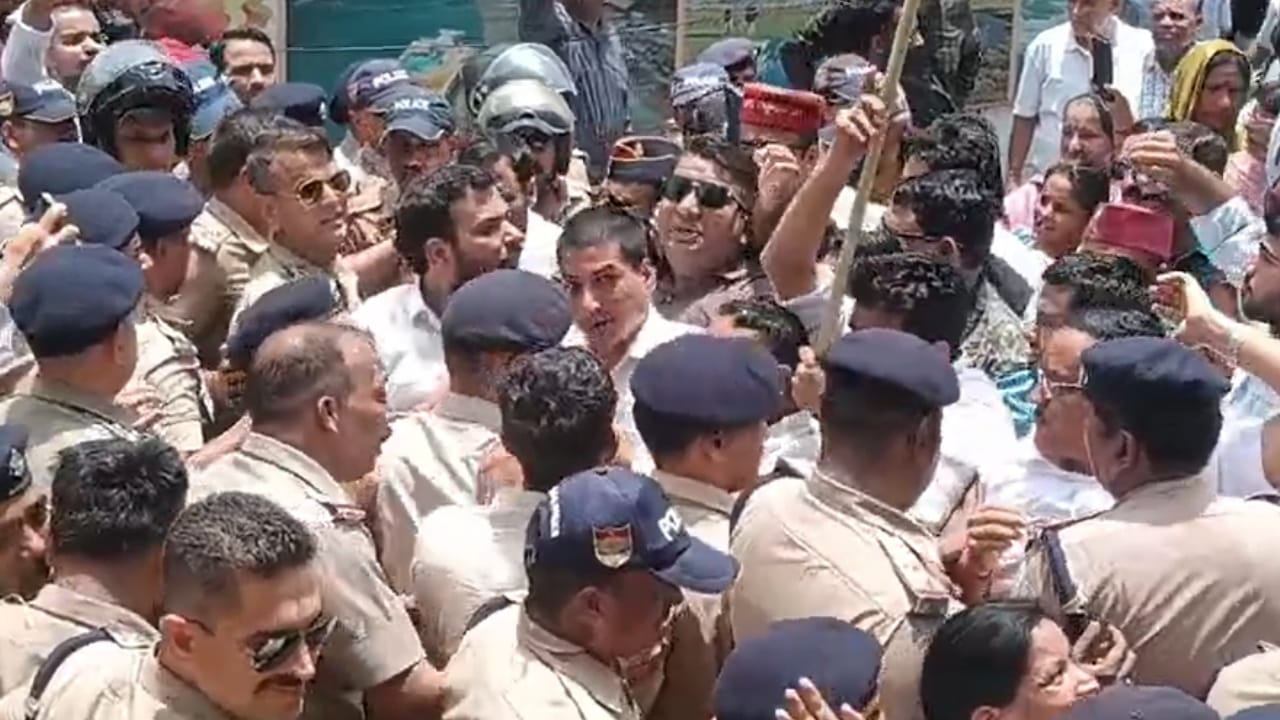 पुलिस मुख्यालय कूच