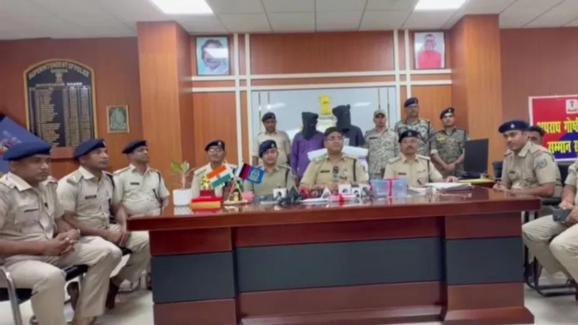 गिरफ्तार अपराधी और बरामद सामान के साथ प्रेस कॉन्फ्रेंस करते एसपी