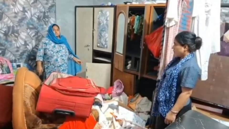 घर में घुसकर लूट