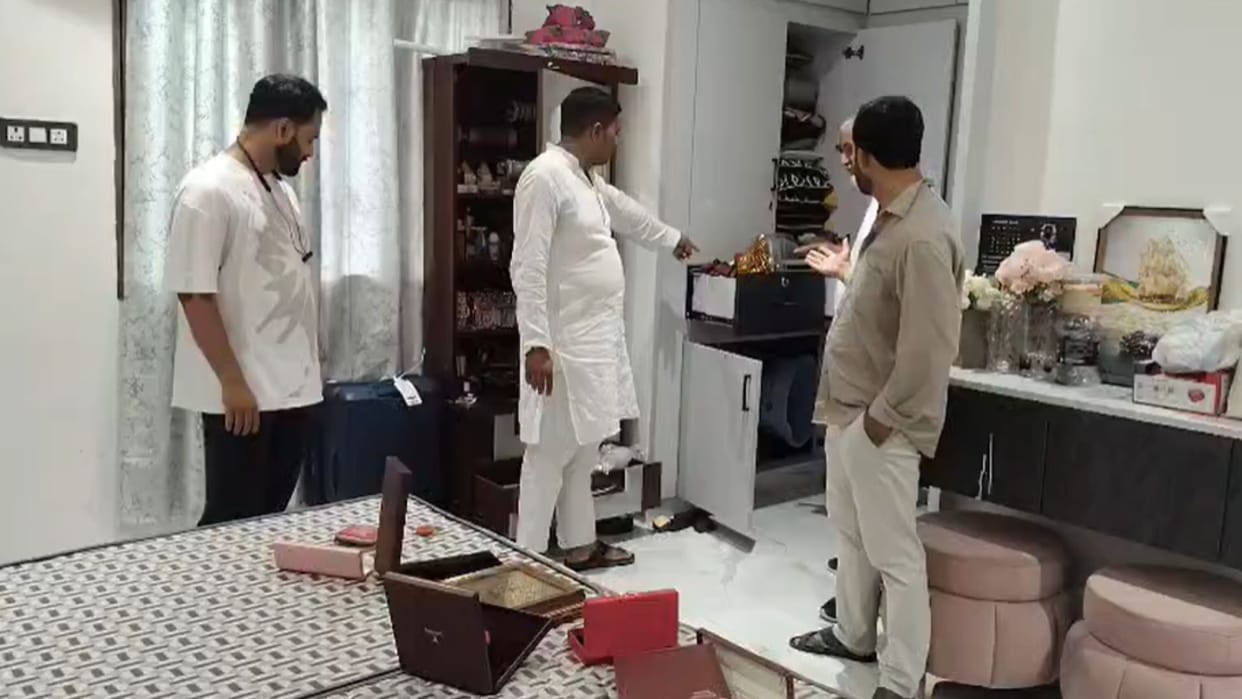 Jewelry worth over ₹50 lakh stolen after breaking lock of locked house in chandauli
