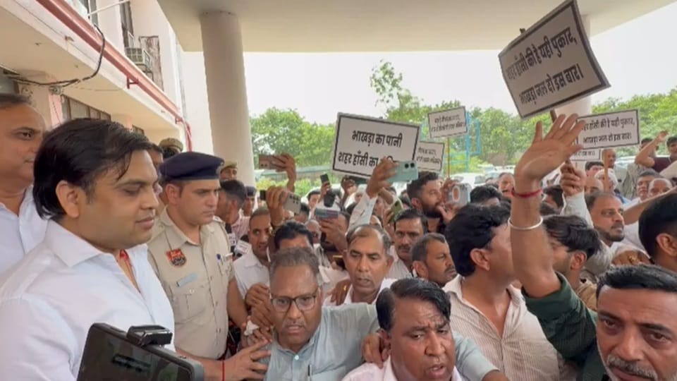 People submitted memorandum to DC regarding Hansi water dispute demanding separate supply line for villages