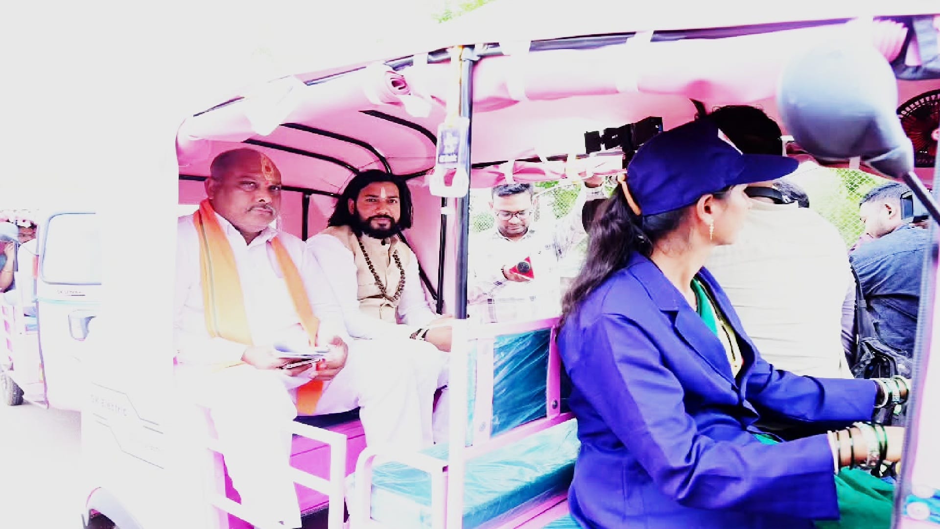 कैबिनेट मंत्री गुरु खुशवंत साहेब 'पिंक दीदी' ई-रिक्शा पर विधानसभा पहुंचे