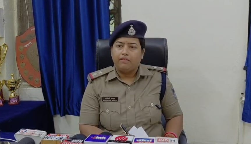 जीआरपी थाना प्रभारी संजीवनी राजपूत मीडिया को जानकारी देती हुईं।