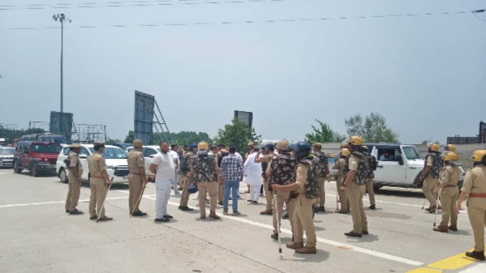 Meerut: Congress Delegation Stopped at Kashi Toll Plaza, Leaders Protest and Accuse Police
