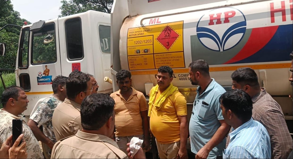 Lucknow: Four arrested for adulterating fuel by siphoning petrol from a tanker.