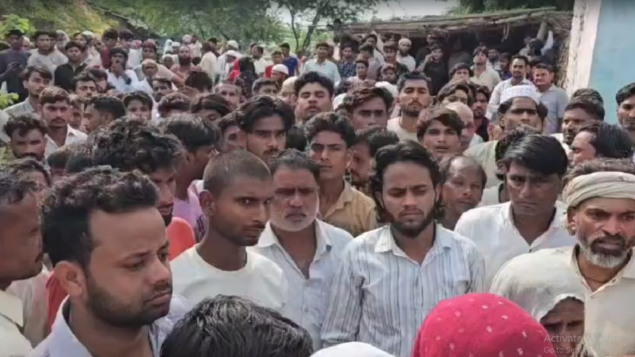 मौके पर जमा लोगों की भीड़
