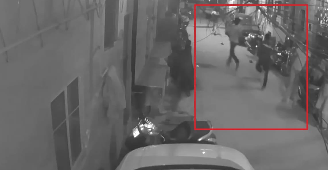 छेड़खानी से रोका तो बदमाशों ने पीटा: मयूर विहार में बवाल, आधा दर्जन युवकों ने की तोड़फोड़ और मारपीट; VIDEO Uproar in Mayur Vihar society half dozen youths engaged in vandalism and assault