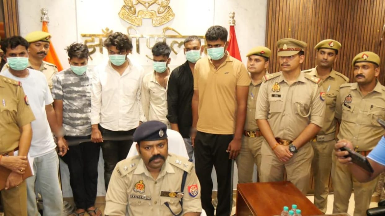 Jhansi: Six arrested, including two constables, for the ₹24.90 lakh robbery of a *munshi* (clerk)