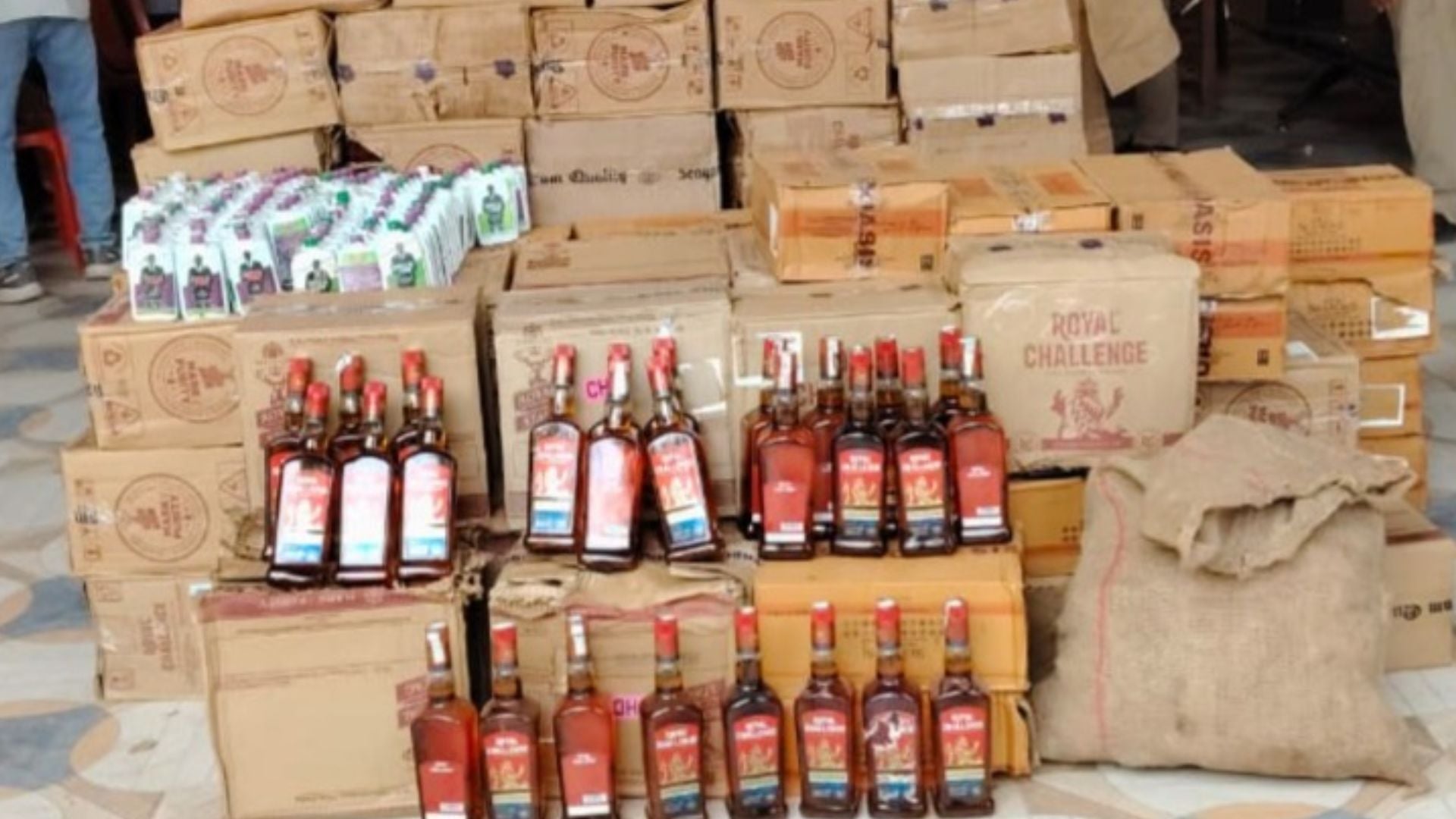 Bijnor: 65 cartons of liquor worth ₹55 lakh, being transported from Chandigarh to Bihar, were seized