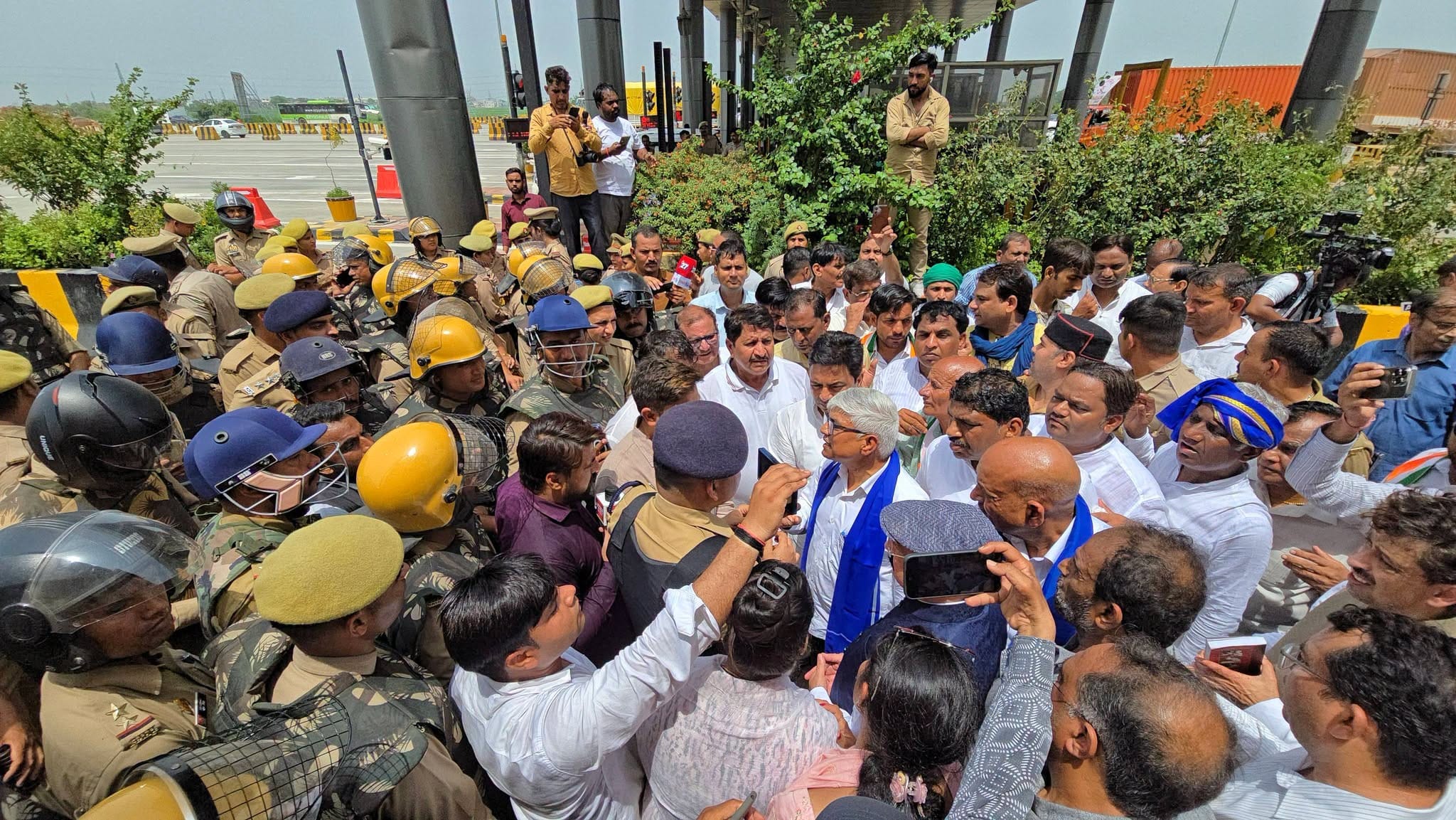 Meerut: Congress Delegation Stopped at Kashi Toll Plaza While Heading to Meet Victim's Family in Meerut