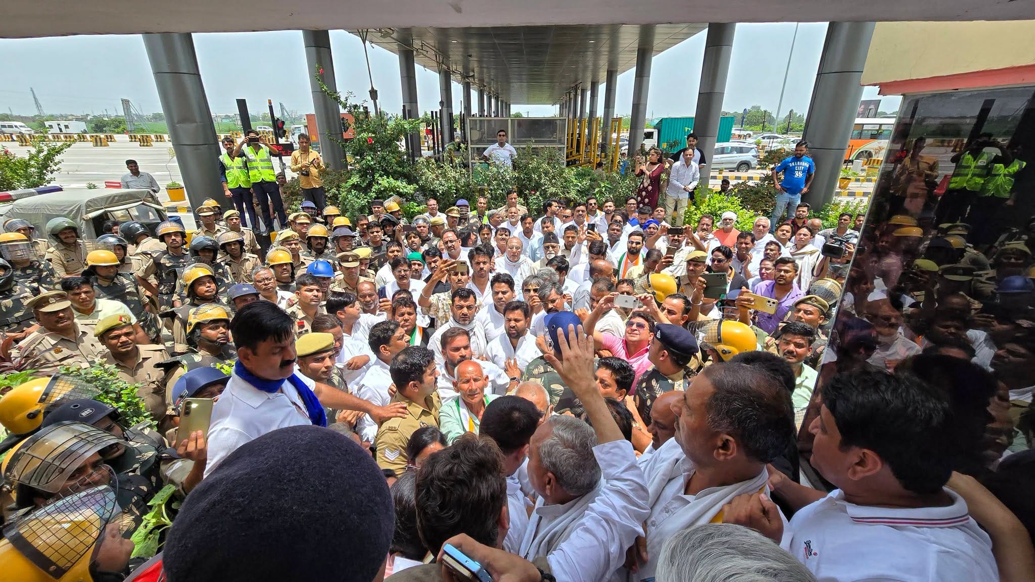 Meerut: Congress Delegation Stopped at Kashi Toll Plaza While Heading to Meet Victim's Family in Meerut