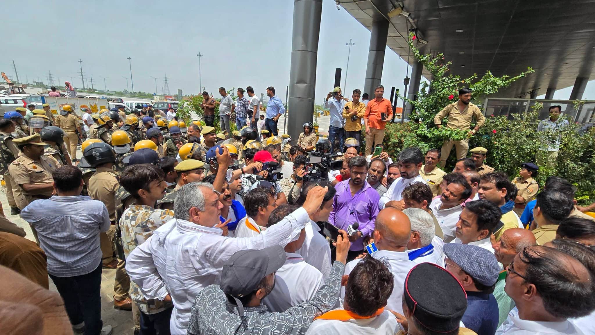 Meerut: Congress Delegation Stopped at Kashi Toll Plaza While Heading to Meet Victim's Family in Meerut