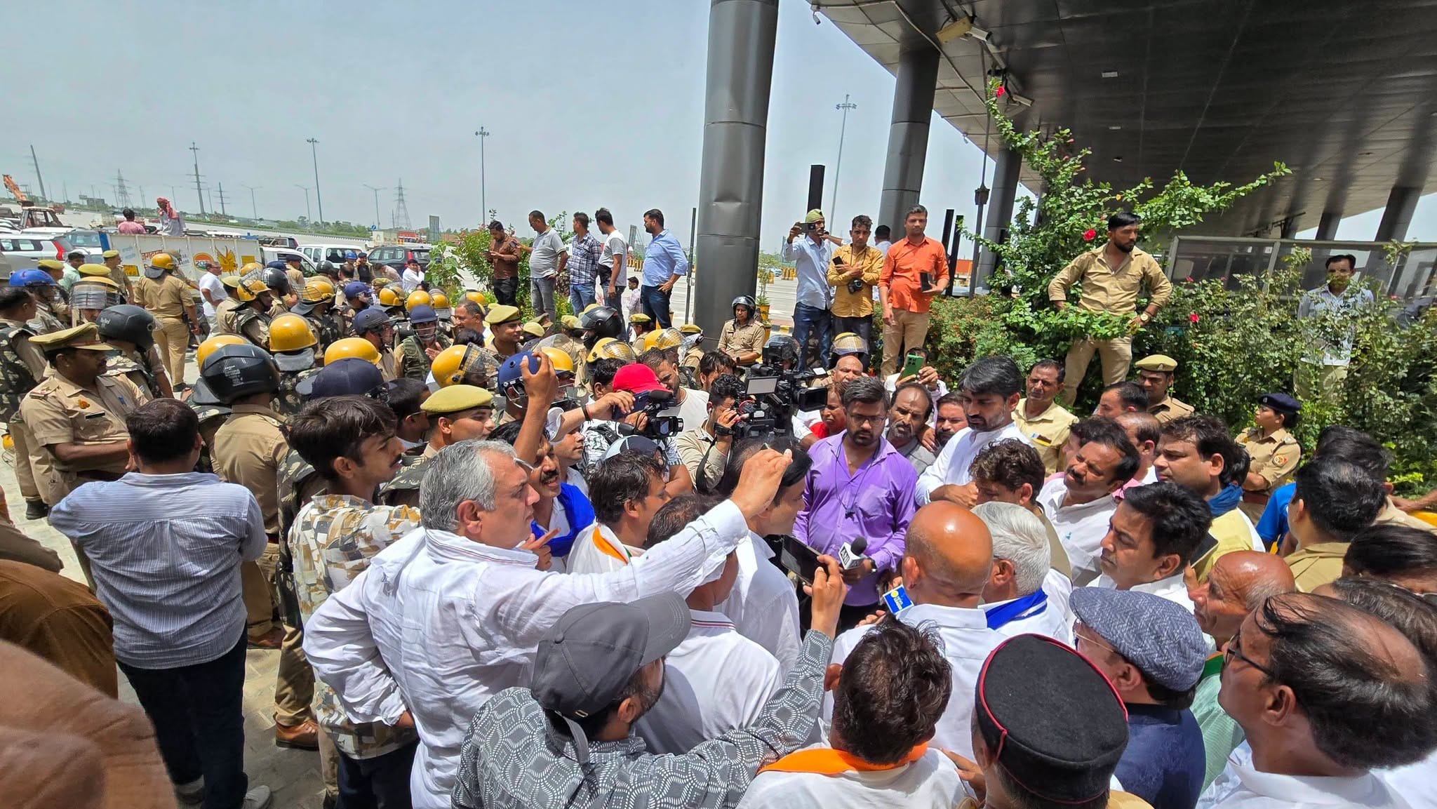 Meerut: Congress Delegation Stopped at Kashi Toll Plaza While Heading to Meet Victim's Family in Meerut