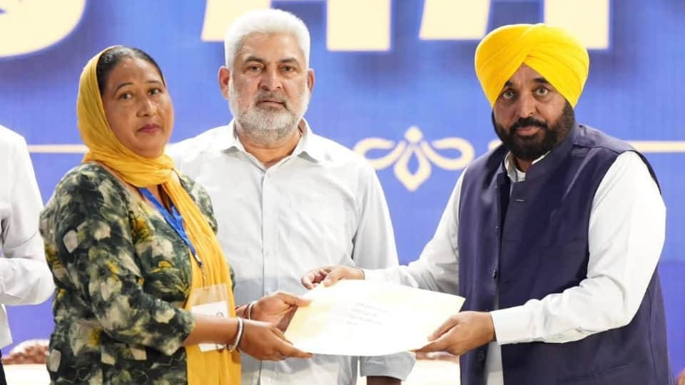 कर्मचारी को नियुक्ति पत्र साैंपते सीएम भगवंत मान