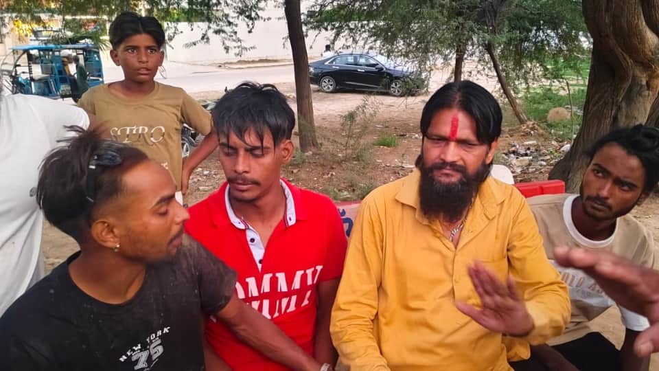 माैके पर माैजूद लोग