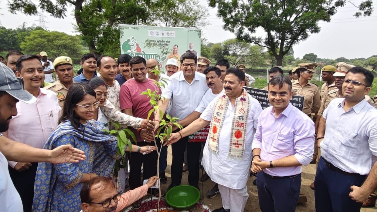 one lakh saplings—including Khair, Kauraiya Sindoor—planted in Varanasi youth showed enthusiasm