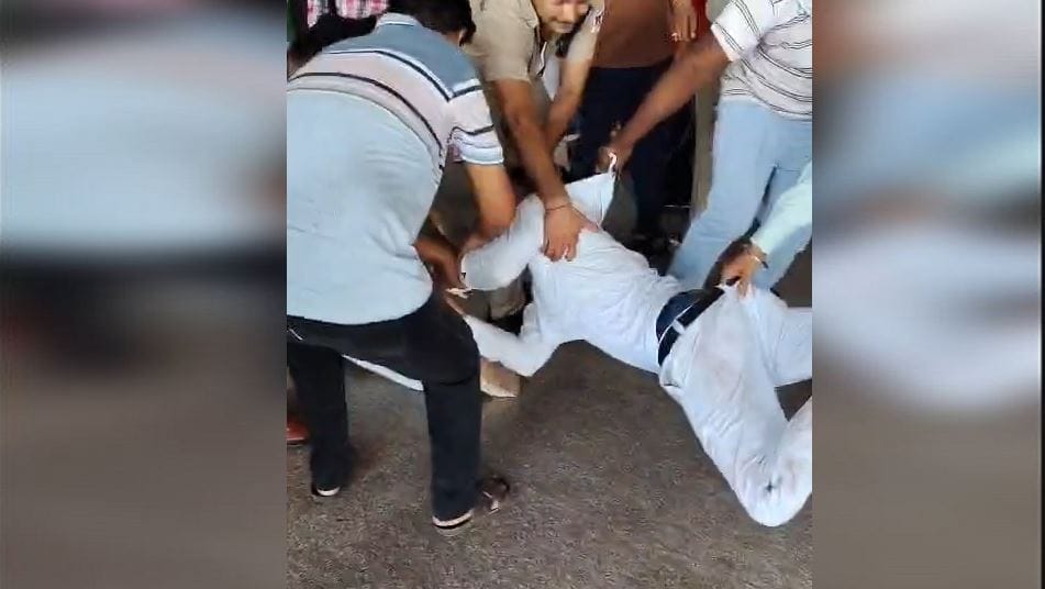 RPF Personnel Thrash Deputy Station Superintendent at Agra Cantt Over Train Halt for Passenger