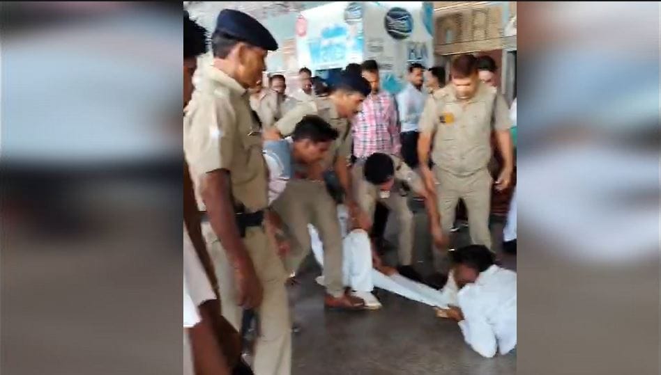 RPF Personnel Thrash Deputy Station Superintendent at Agra Cantt Over Train Halt for Passenger
