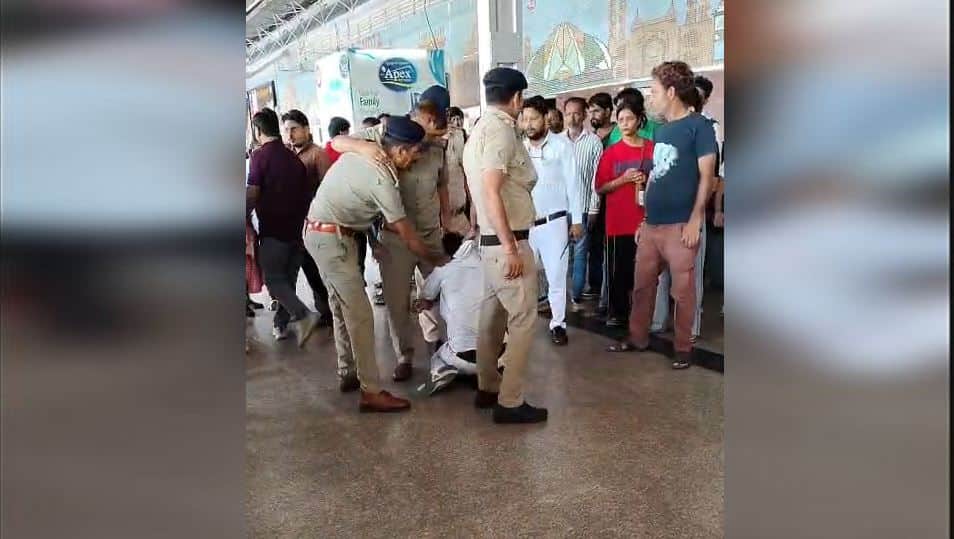 RPF Personnel Thrash Deputy Station Superintendent at Agra Cantt Over Train Halt for Passenger