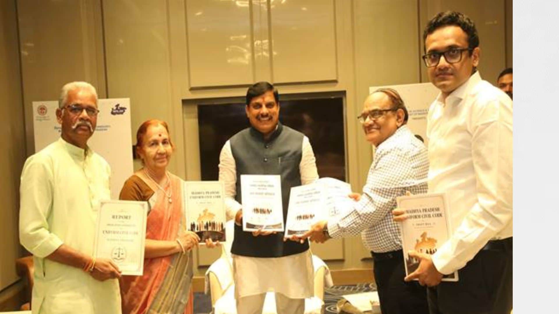 सीएम यादव को समिति ने सौंपी रिपोर्ट