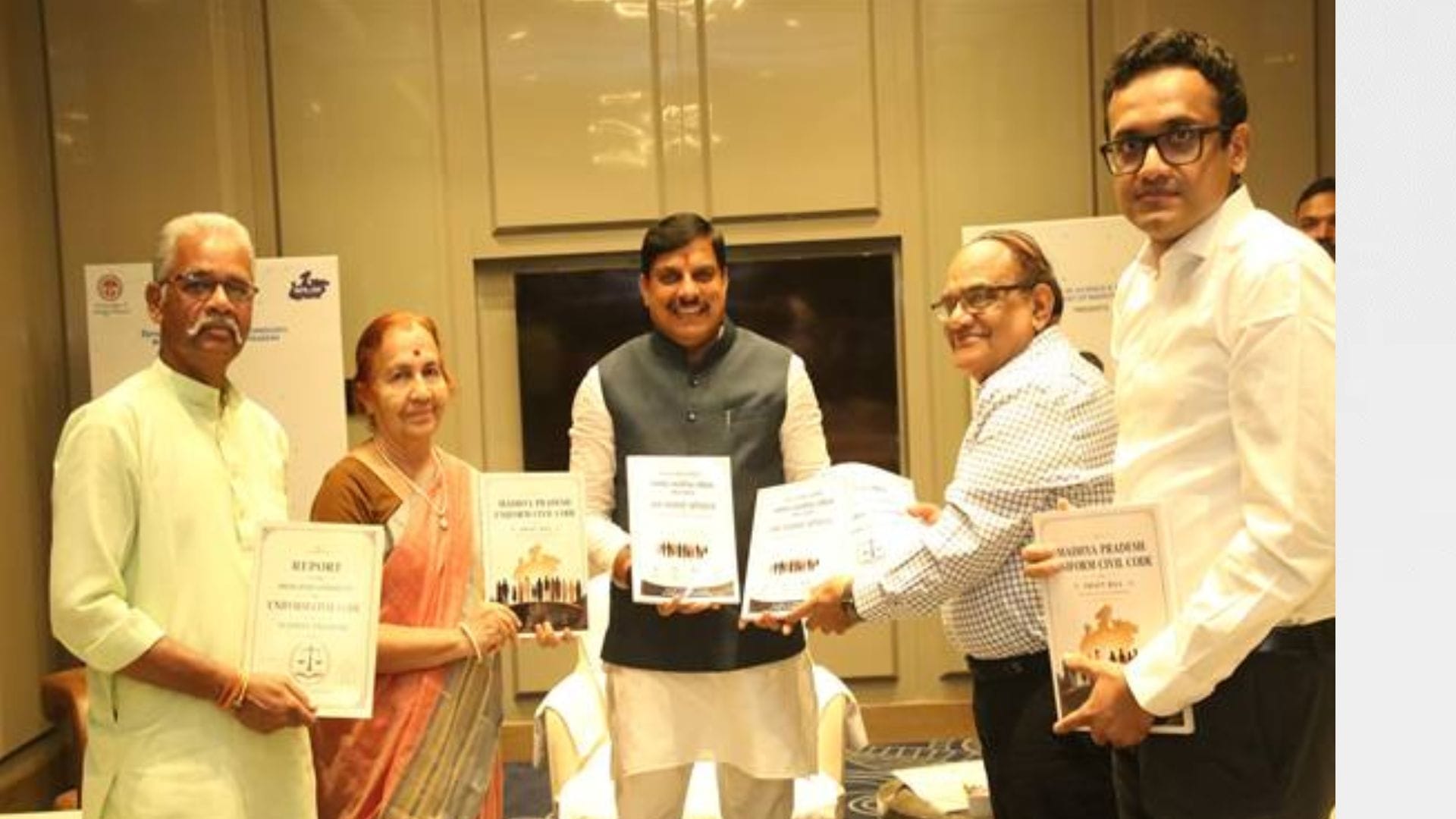 सीएम यादव को समिति ने सौंपी रिपोर्ट