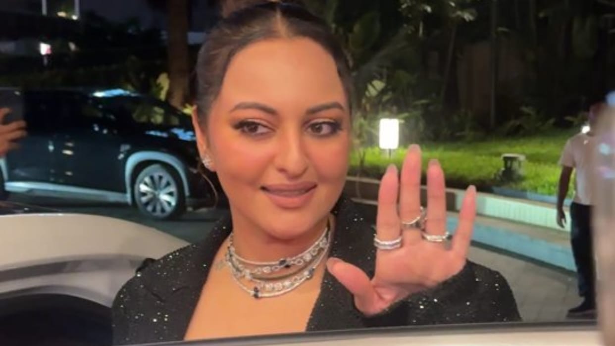 Sonakshi Sinha Lashes Out On Paparazzi Saying Jab Tak Aap Nahin Jaoge Main Car Mein Nahin Baithungi Watch Here