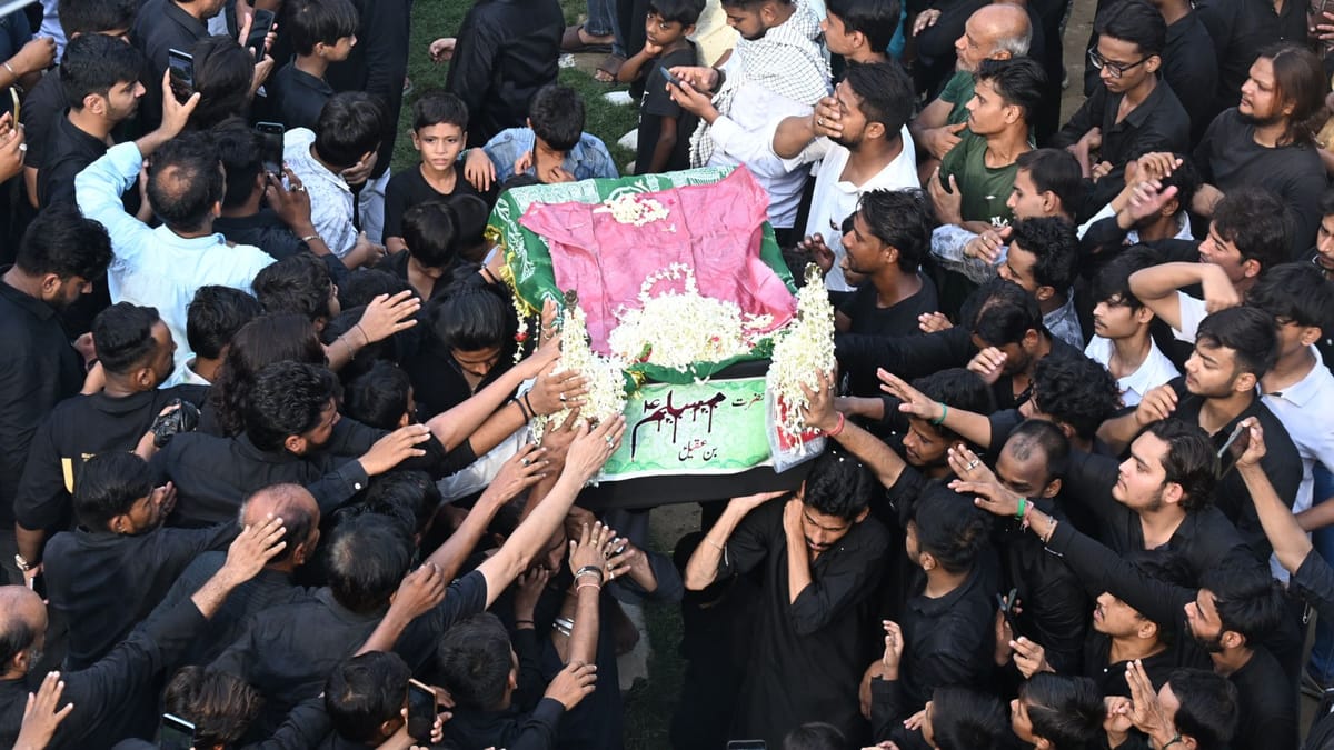 Varanasi News: इमाम हुसैन के कुनबे के 18 ताबूतों की जियारत के लिए फातमान में उमड़ा हुजूम, या हुसैन...सदाएं