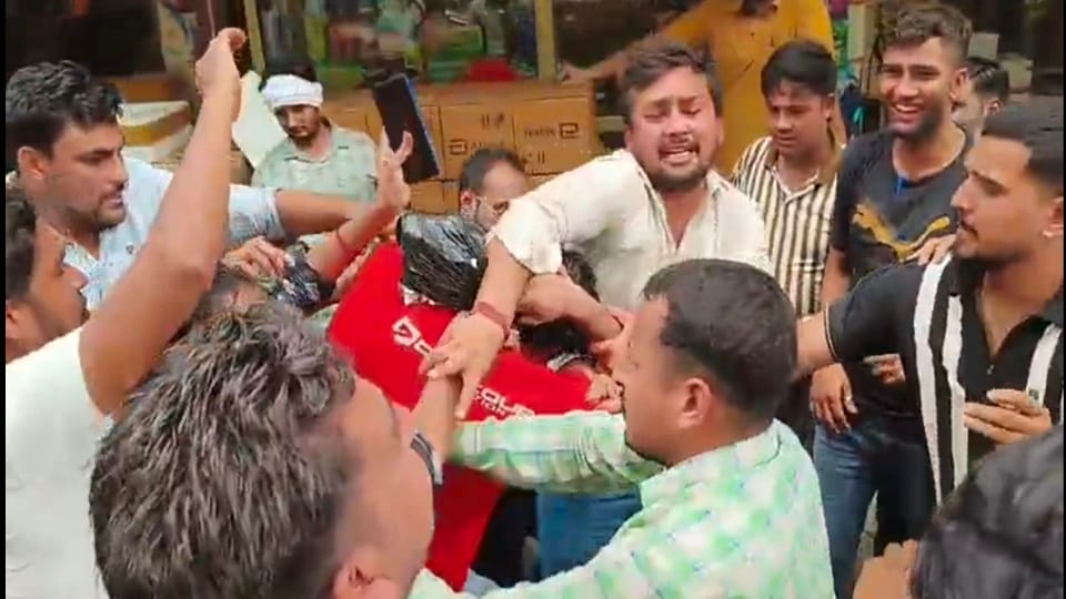 युवक की पिटाई करते बजरंग दल कार्यकर्ता।