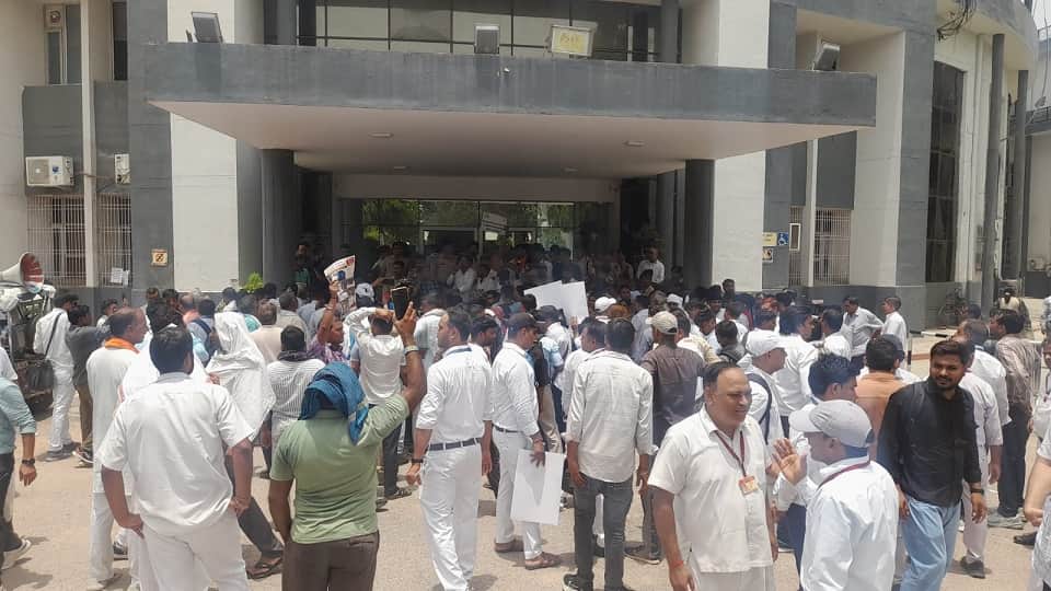 Station Masters Warn of Halting Shatabdi Express Amid Protest at Agra DRM Office