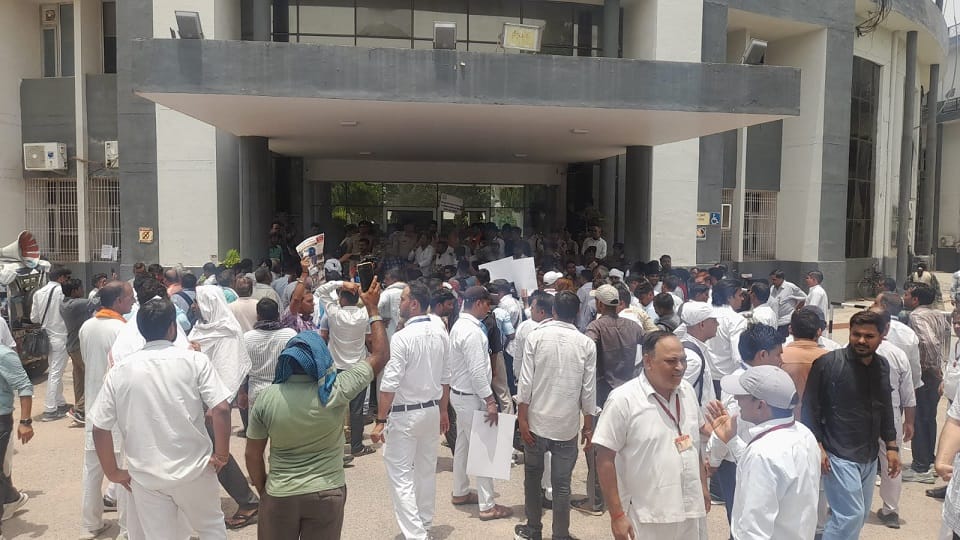 Station Masters Warn of Halting Shatabdi Express Amid Protest at Agra DRM Office