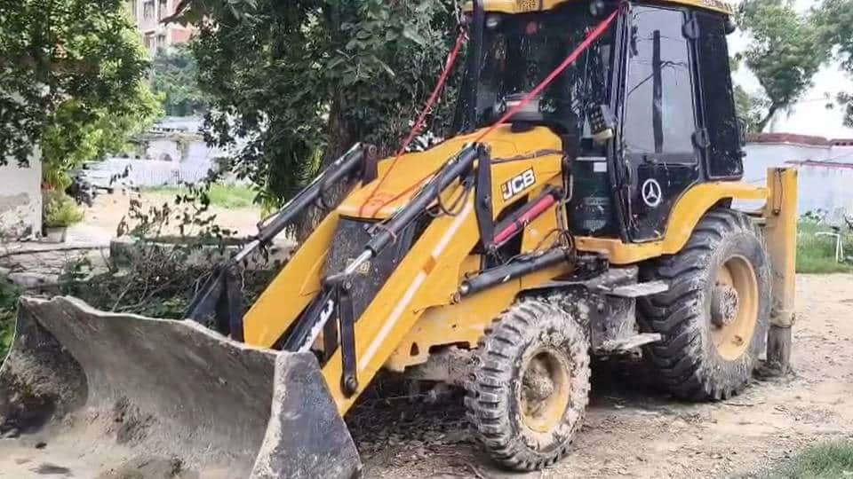 mafia group surrounded mining officer In Ambedkar Nagar freed seized tractor-trolley and fled