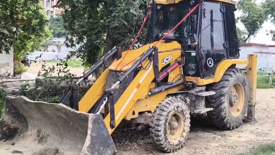 mafia group surrounded mining officer In Ambedkar Nagar freed seized tractor-trolley and fled