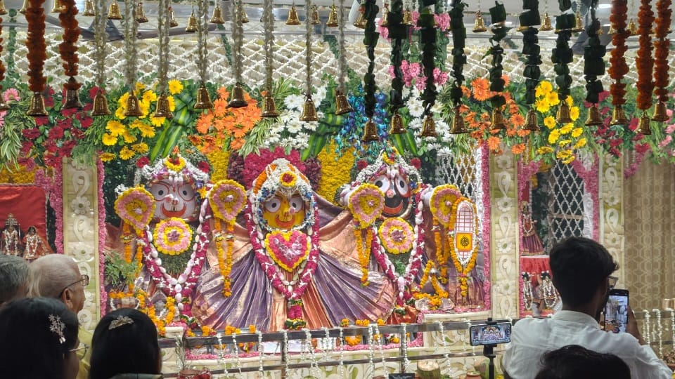 Lord Jagannath Appears in Youthful Form After 14 Days, Devotees Gather for Divine Darshan