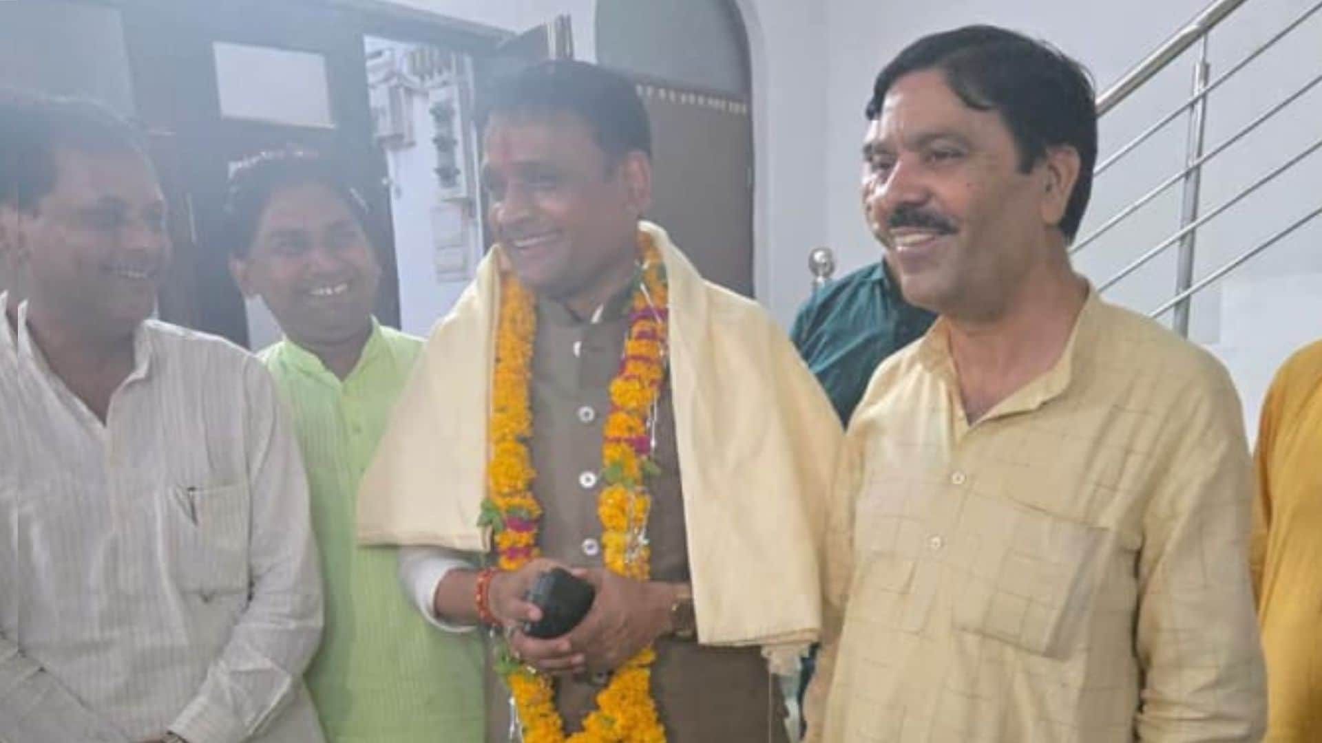 भाजपा प्रत्याशी आशुतोष तिवारी अवधेश नायक से मिलने पहुंचे