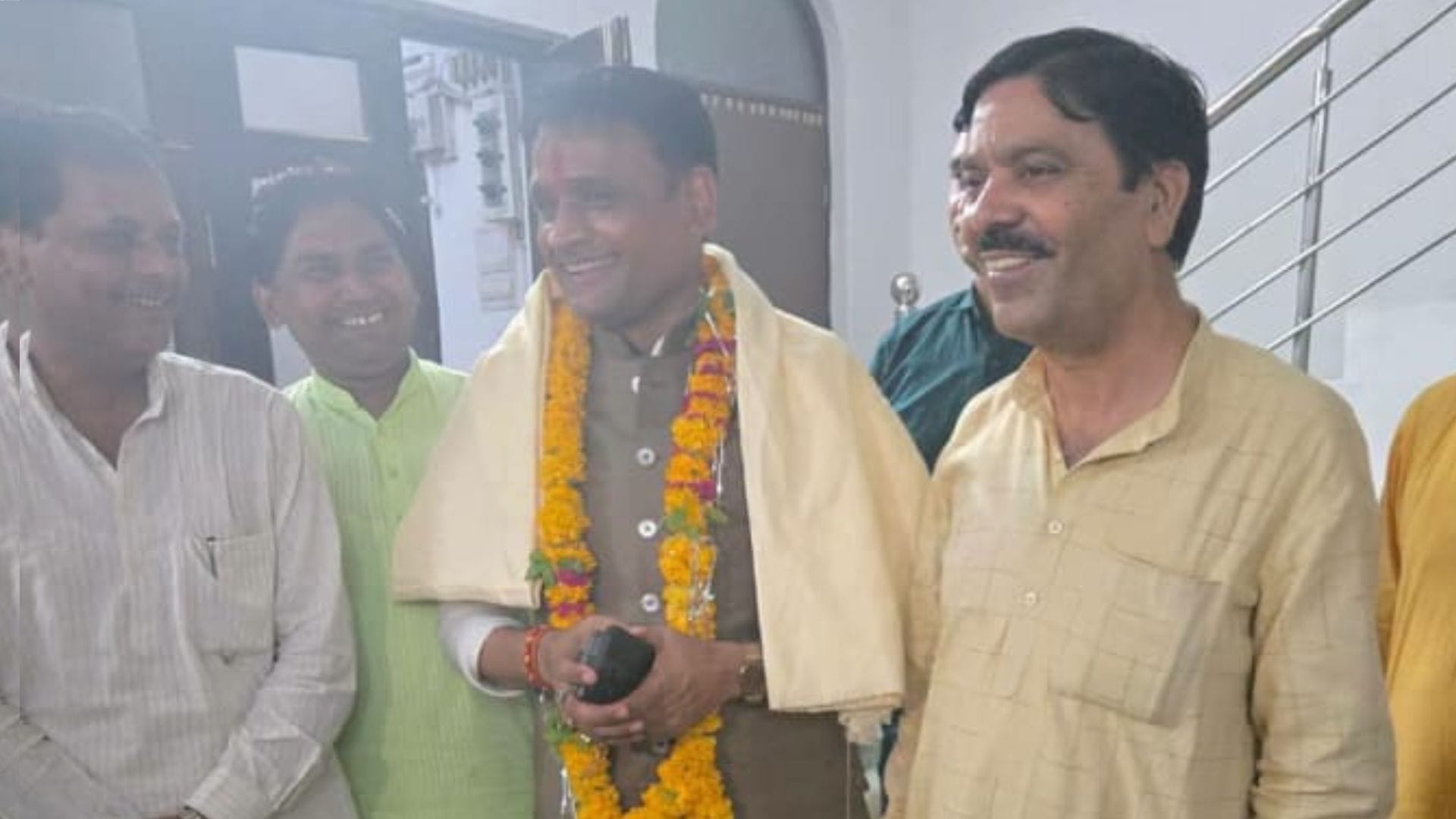 भाजपा प्रत्याशी आशुतोष तिवारी अवधेश नायक से मिलने पहुंचे