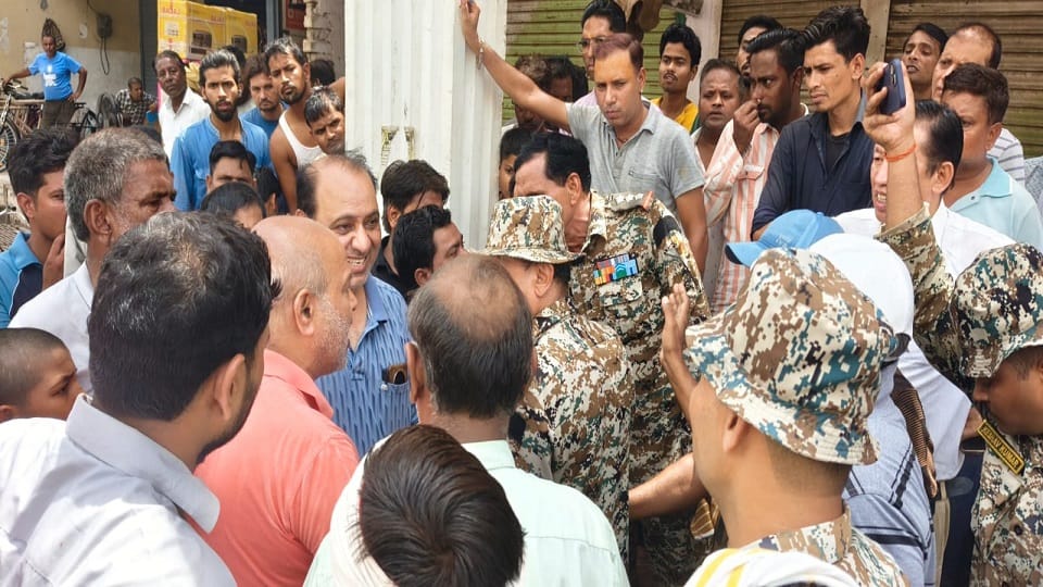 Kerosene thrown on Aligarh Nagar Nigam team