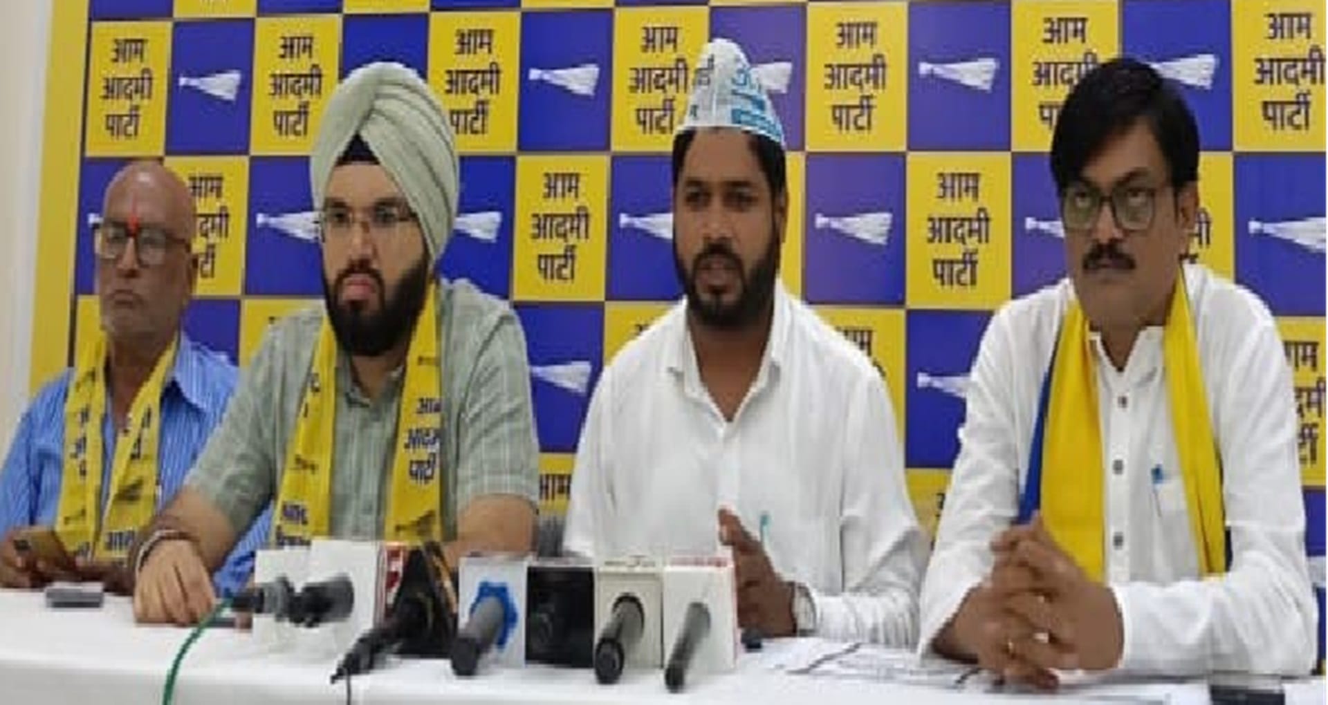 प्रेस कॉन्फ्रेंस लेती आम आदमी पार्टी