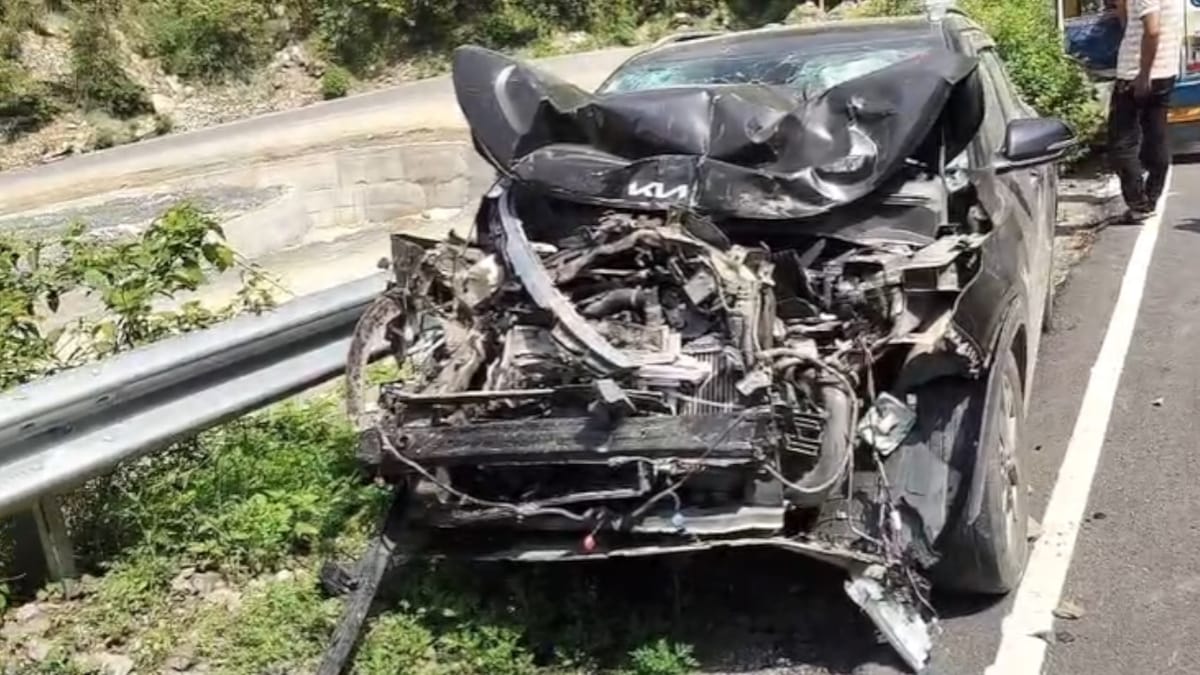 Devprayag News: पयाल गांव के पास उत्तराखंड परिवहन निगम की बस व कार की टक्कर, एक महिला समेत कुछ यात्री चोटिल
