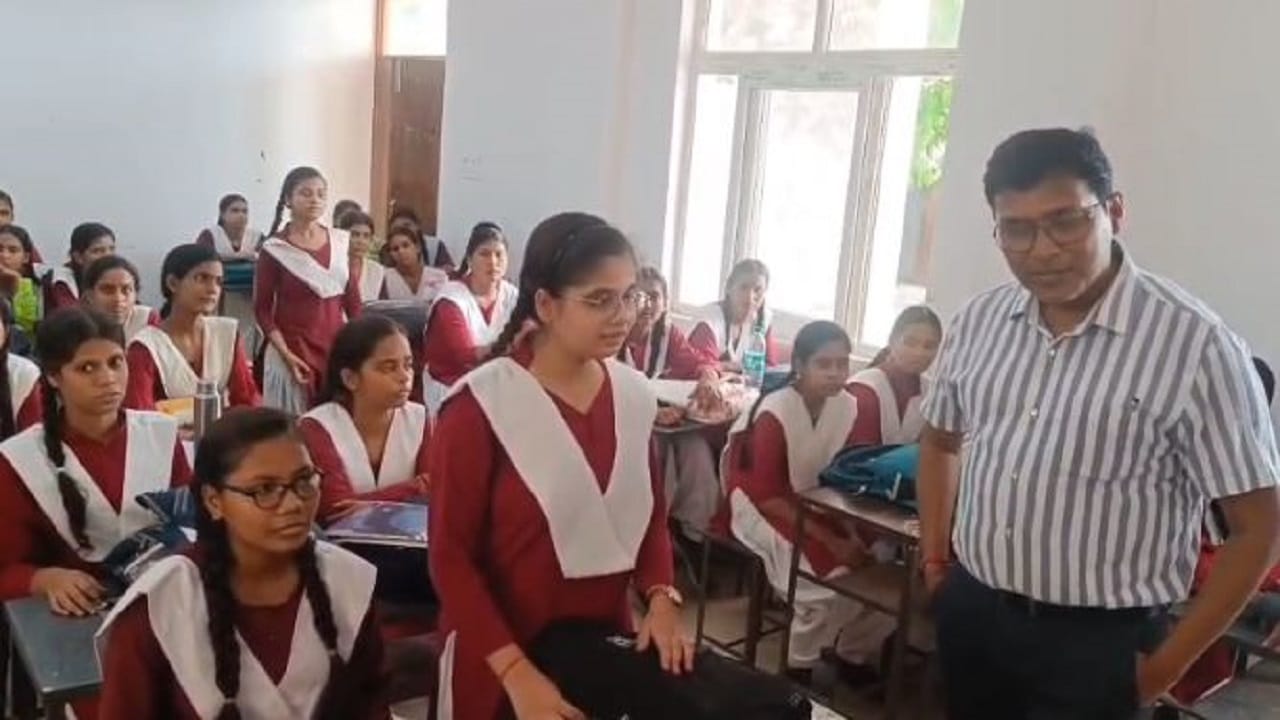 डीएम ने छात्राओं से पूछे सवाल