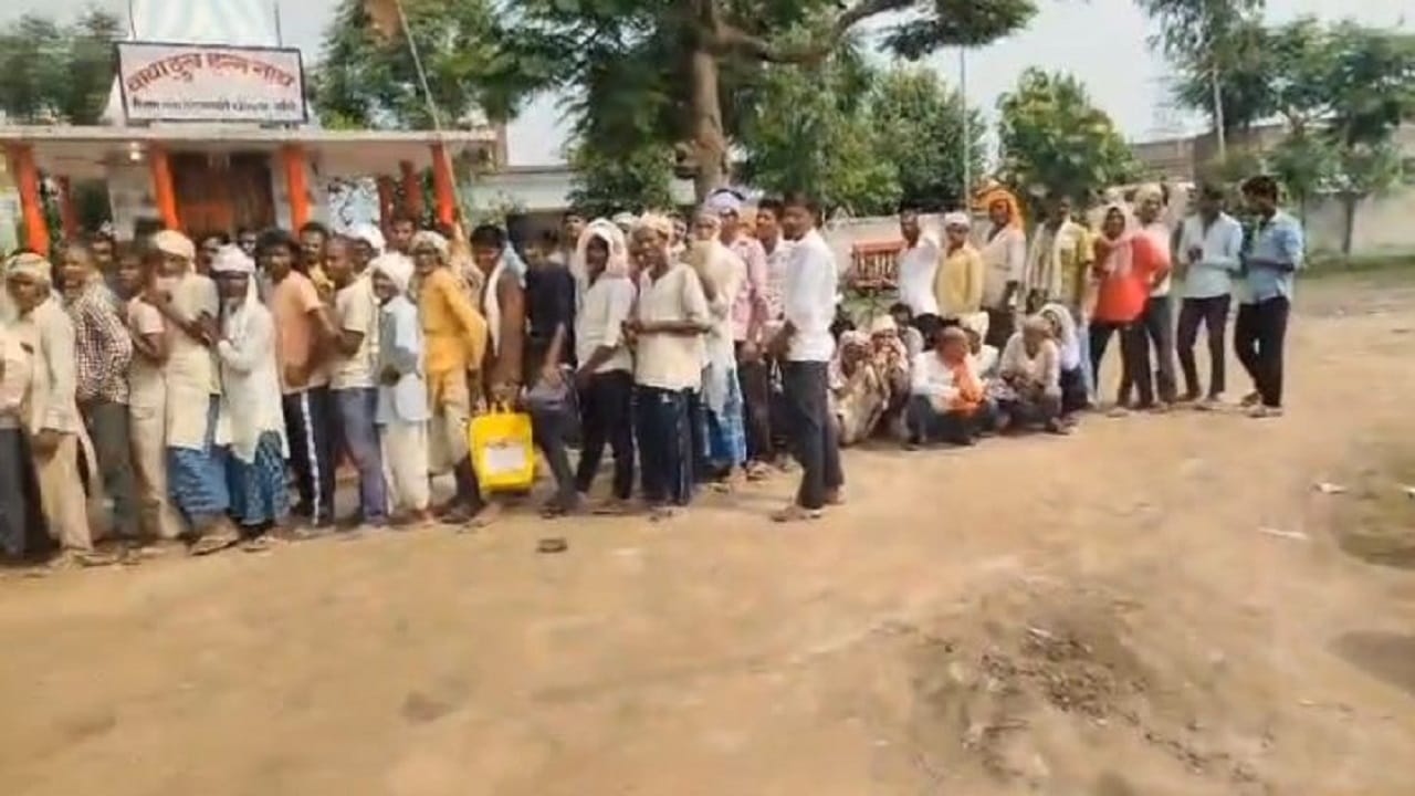 किसानों की लगी लंबी कतार